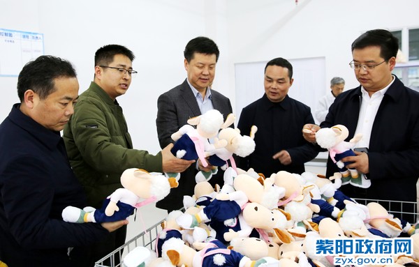 堅定不移抓產(chǎn)業(yè)擴就業(yè) 千方百計增加群眾收入——趙立根調(diào)研東木高橋等鎮(zhèn)玩具產(chǎn)業(yè)技術(shù)開發(fā)與銷售