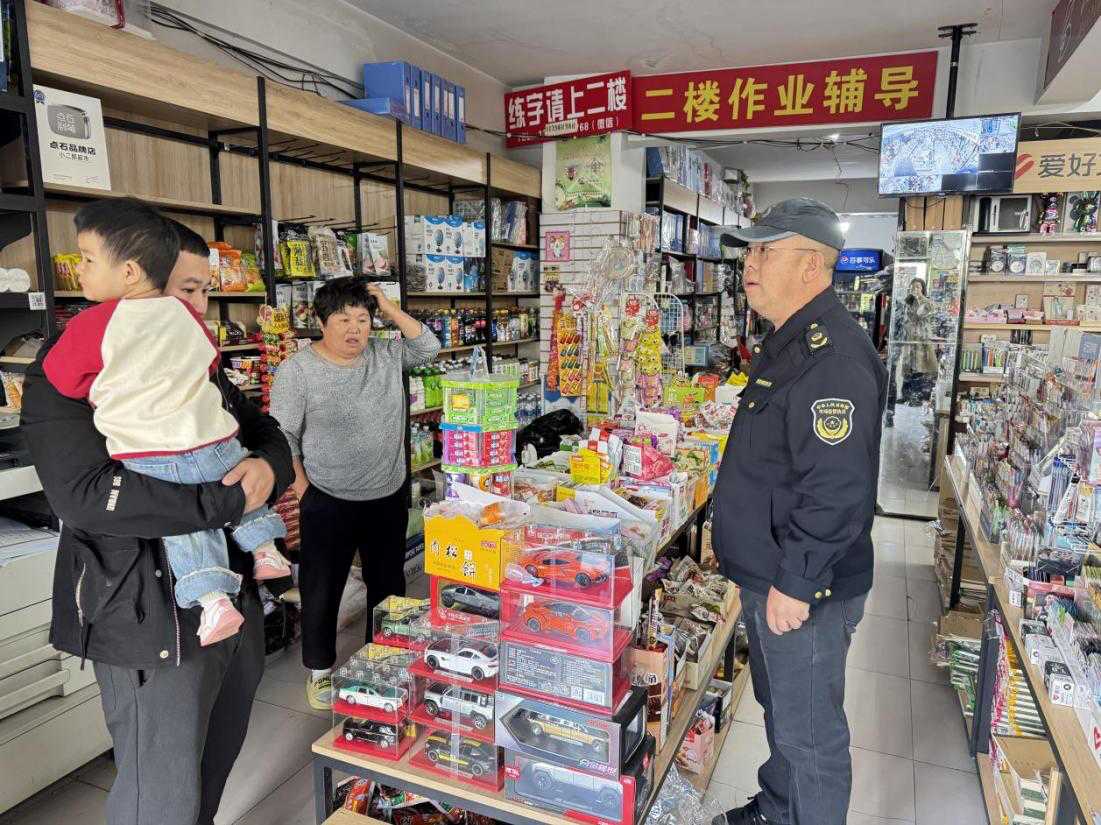 呼和浩特經(jīng)濟(jì)技術(shù)開發(fā)區(qū)市場(chǎng)監(jiān)管分局織密校園安全網(wǎng) 開展校園周邊專項(xiàng)檢查